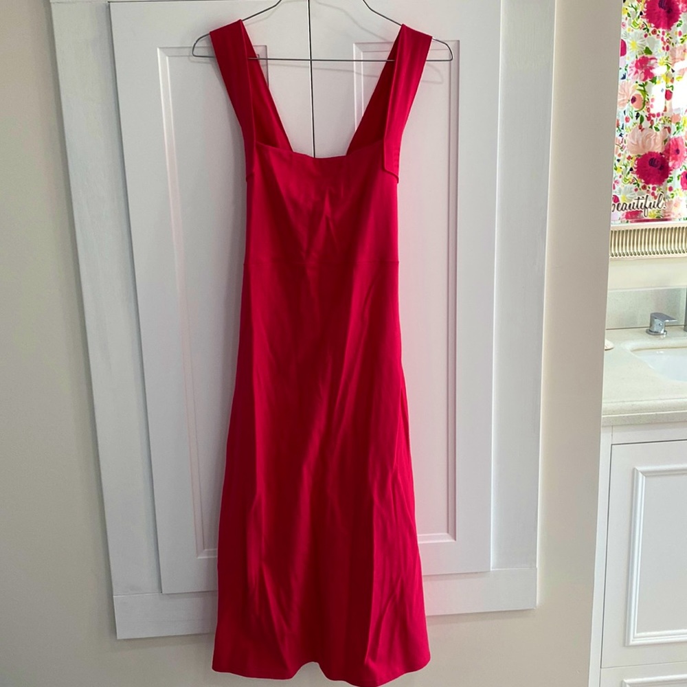 Love this brand! Excellent stretch/material, gorgeous bright pink!